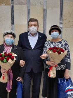 Владимир Дмитриев и Сергей Агапов поздравили женщин-ветеранов с Днем матери